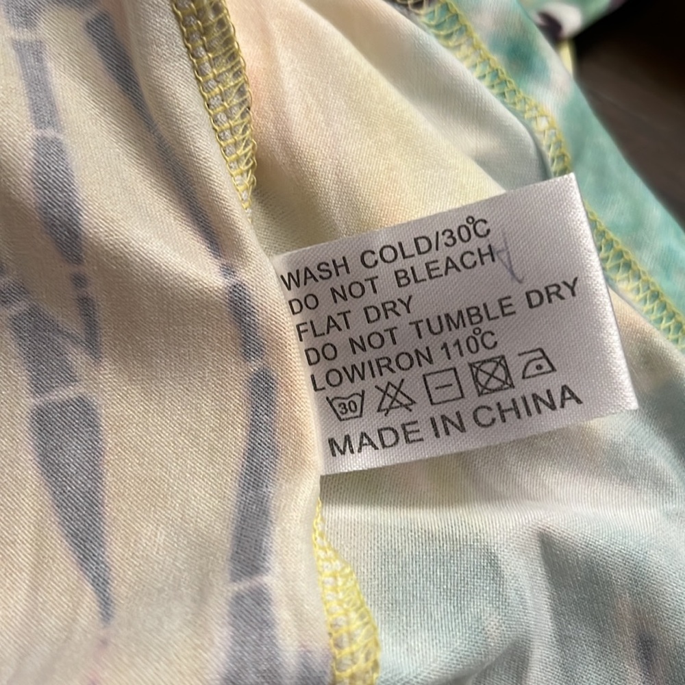 Bright print on easy care lightweight knit - Picture 4 of 4